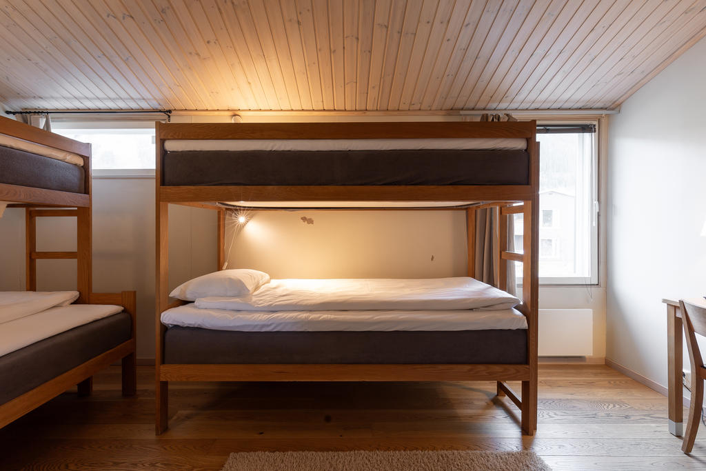 Plats för fyra sovande gäster samt en arbetsplats