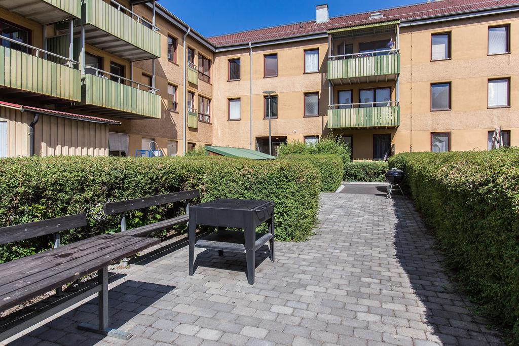 Trivsam innergård med sittplatser