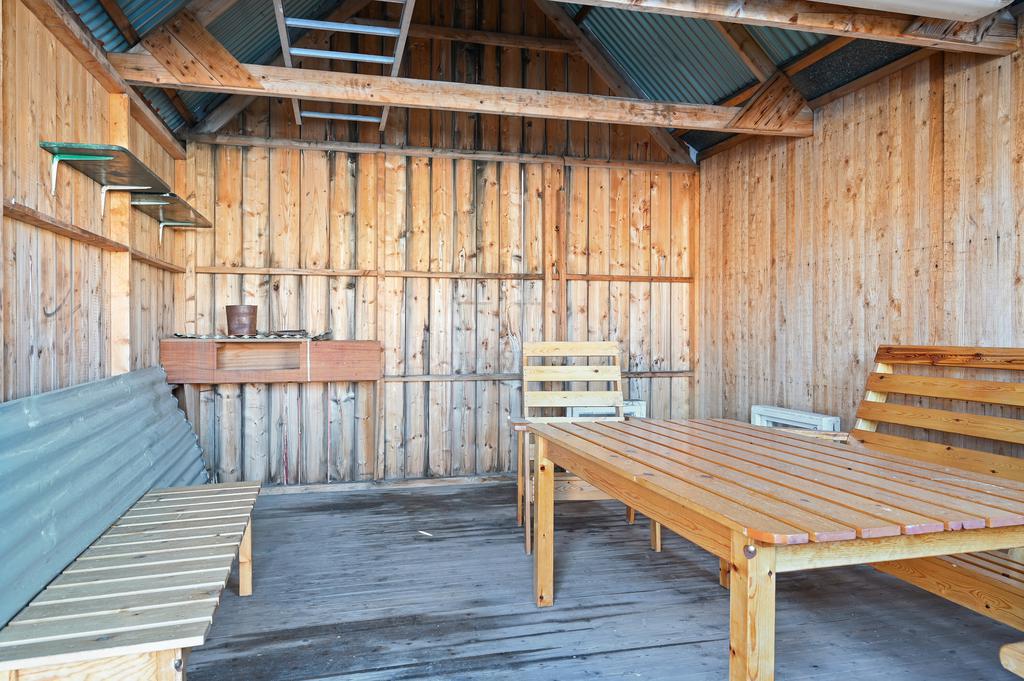 Med plats för flytvästar, tampar och lanternor