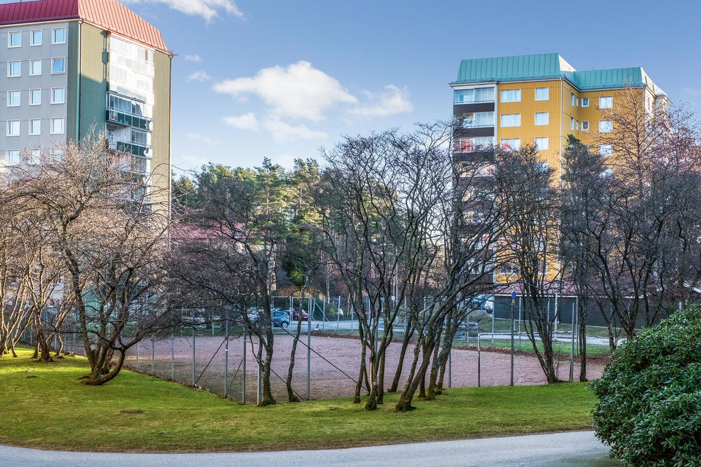 Det finns mysiga parker med b.la. lekplats, grillplats och fotbollsplan.