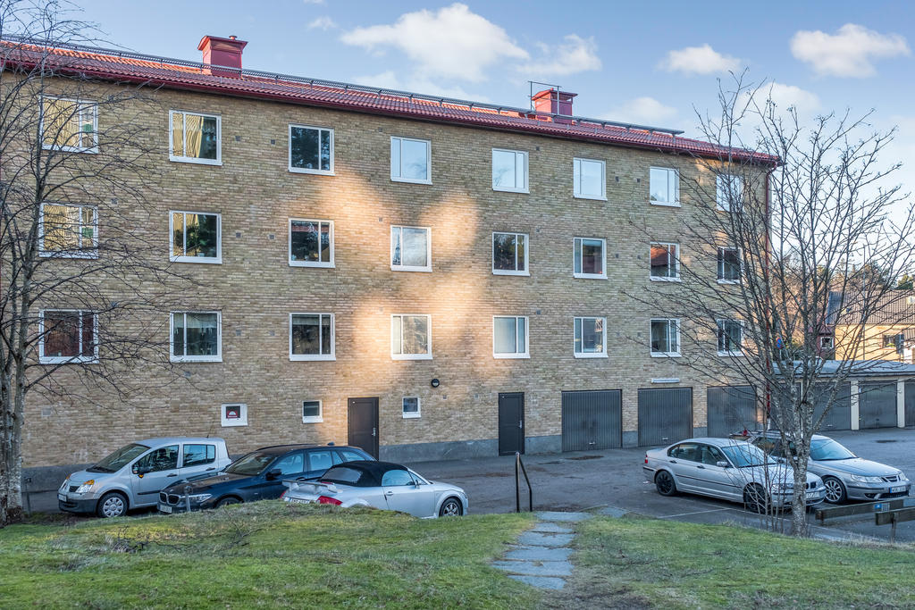 Det finns parkeringsplatser och garageplatser som kan hyras.