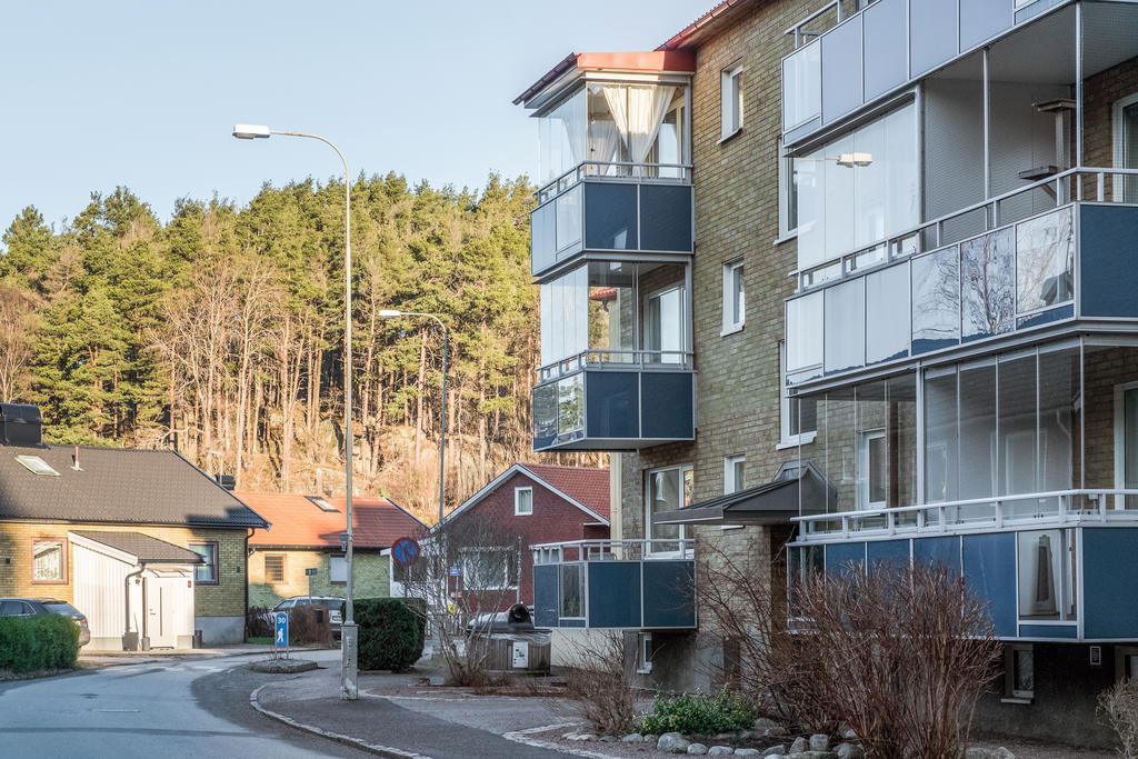 Lugn gata med närhet till naturen och Kortedala torg med caféer, gym, restauranger och livsmedelsbutiker.