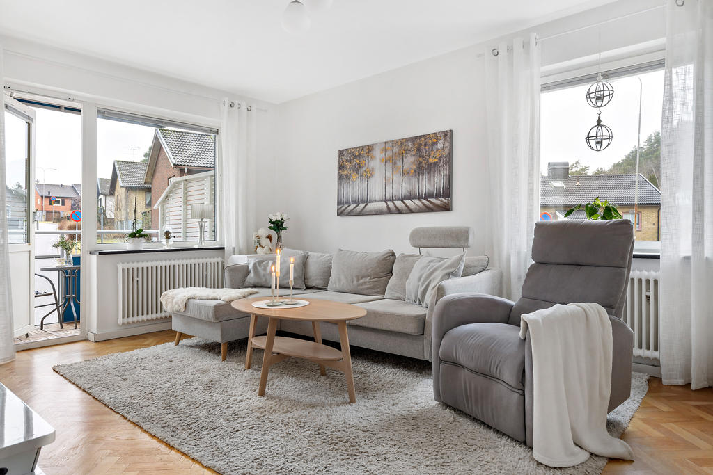 Vardagsrum med härligt ljusinsläpp i två väderstreck och utgång till balkong  