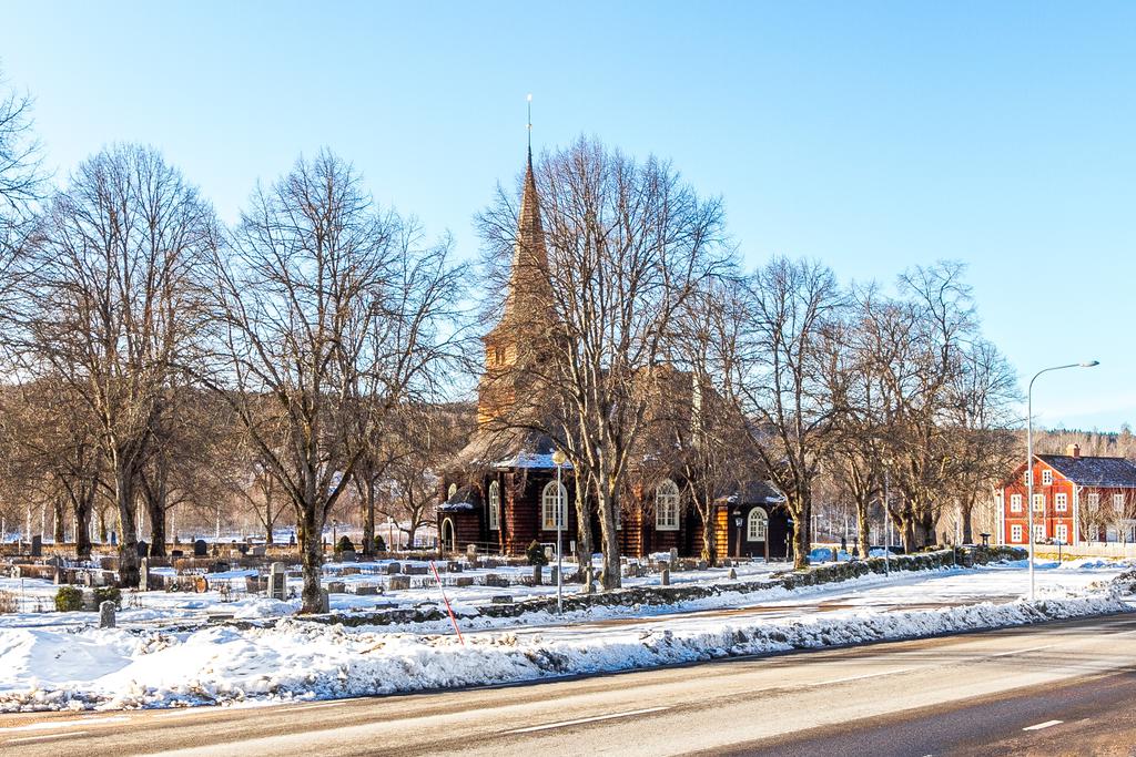 Kyrkan på andra sidan vägen