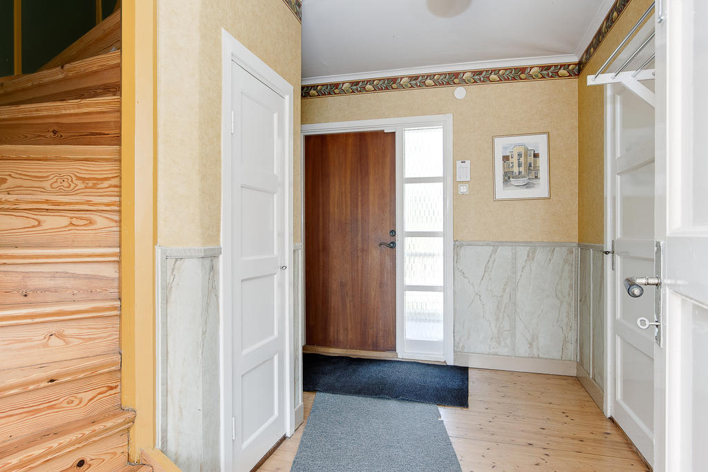 Hall med trappa till övre plan
