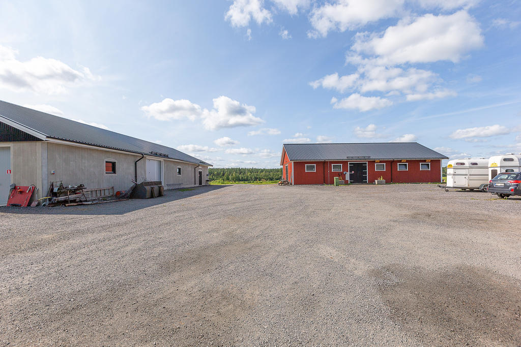 Maskinhall och stall