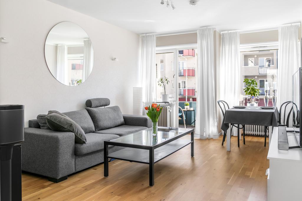 Vardagsrum med utgång till balkong