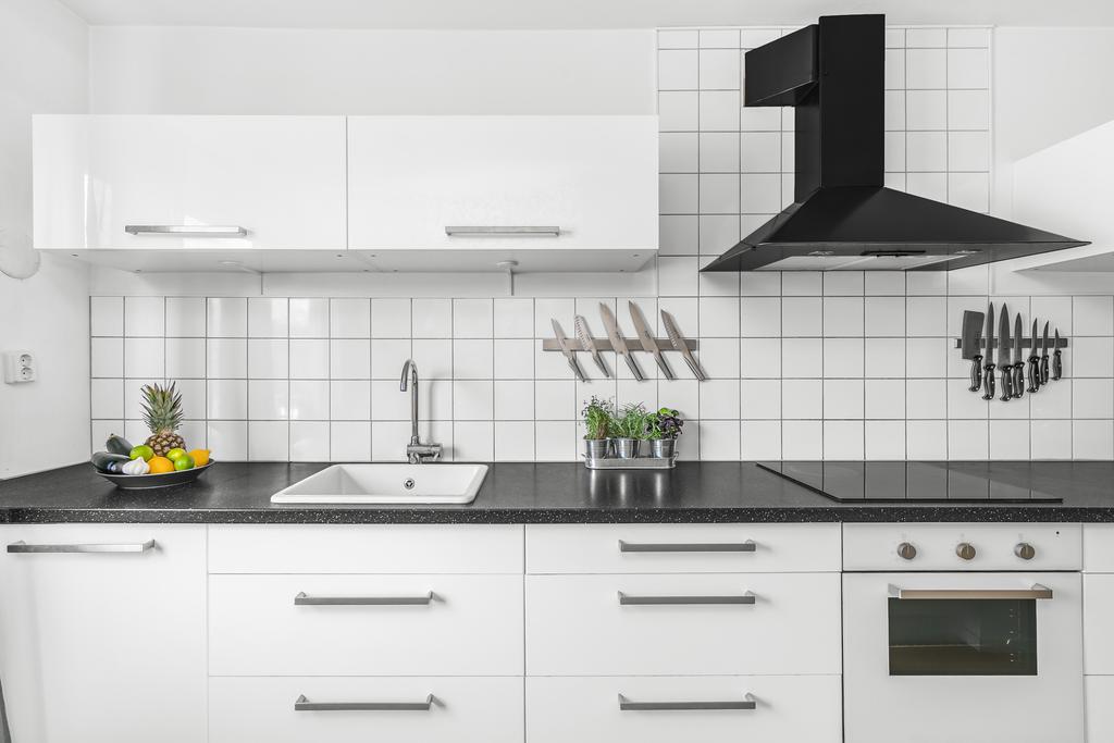 Kök med gott om förvaring och arbetsytor