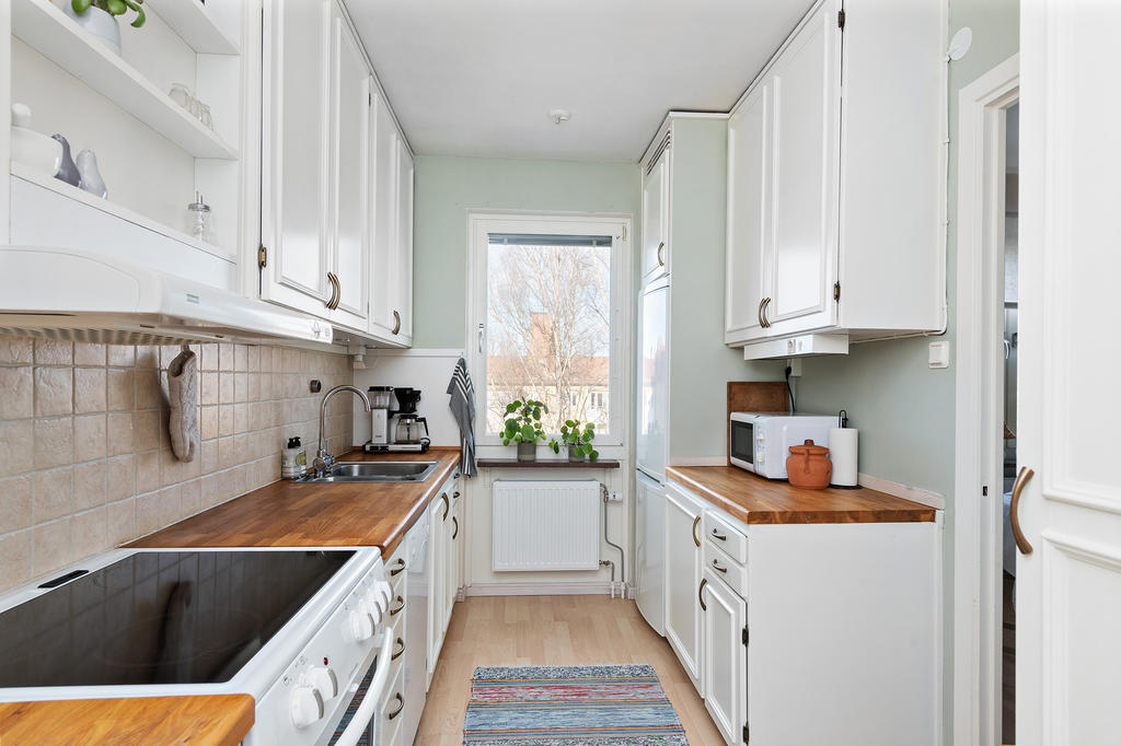 Ljust kök i lantlig stil (efter att bilden togs har spisen bytts ut 2025)