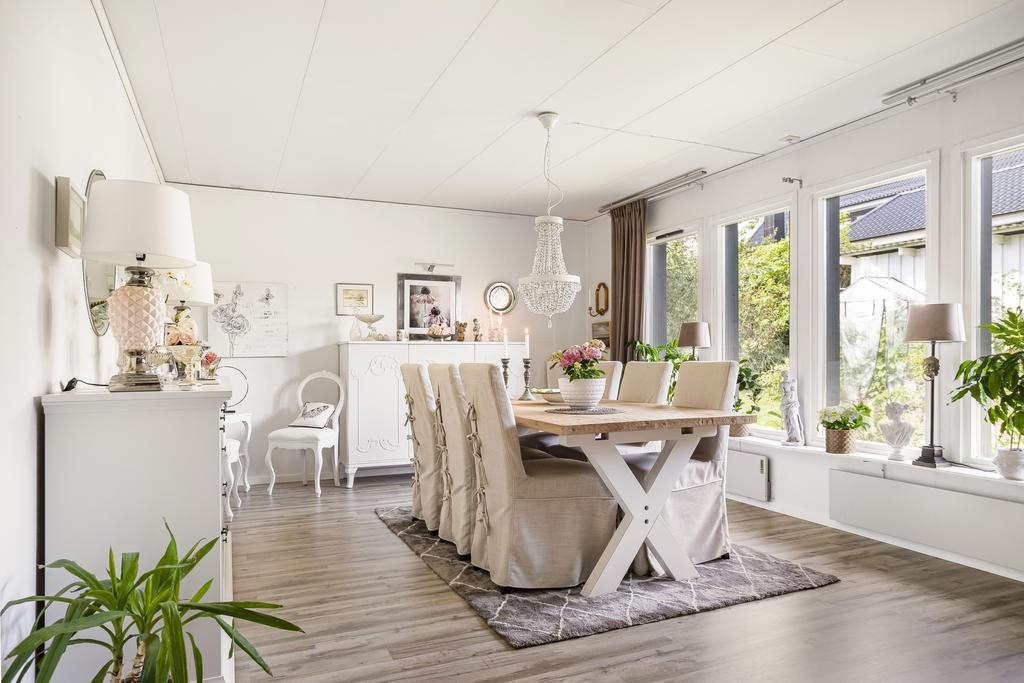 Matrum med plats för ett riktigt stort matbord! Stora fönster som släpper in mycket ljus.