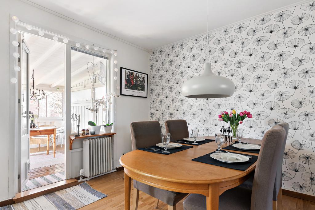 Matplats med utgång till veranda