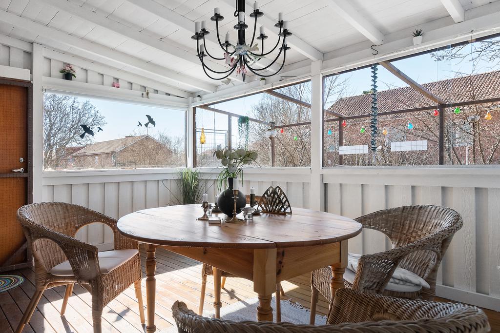 Veranda med utgång till trädgården