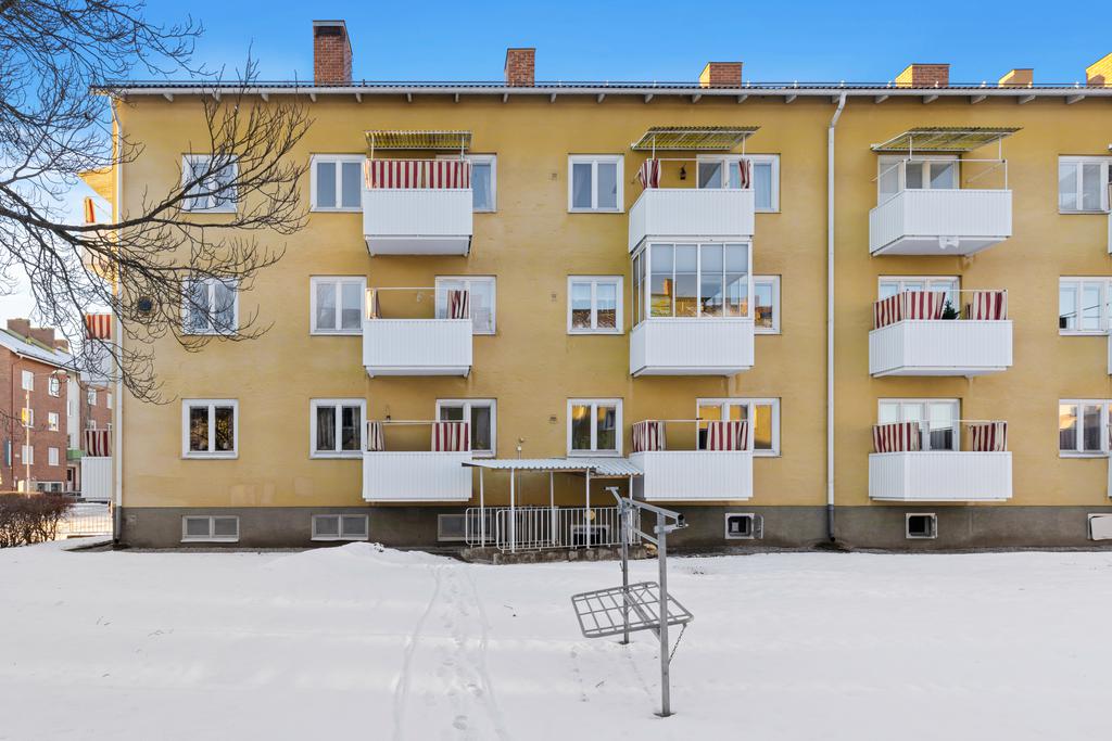 Gärdesgatan 16 erbjuder balkonger mot öst med morgonsol. Lägenheten ligger högst upp i huset på tredje våningen och är balkong nr 2 från vänster.