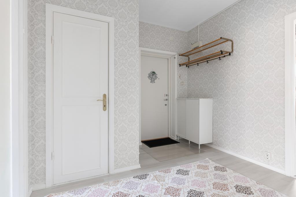 Hall med nyare ytskikt samt en  praktisk städskrubb/klädkammare.