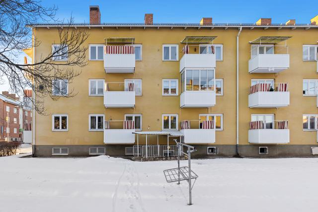 Gärdesgatan 16 erbjuder balkonger mot öst med morgonsol. Lägenheten ligger högst upp i huset på tredje våningen och är balkong nr 2 från vänster.