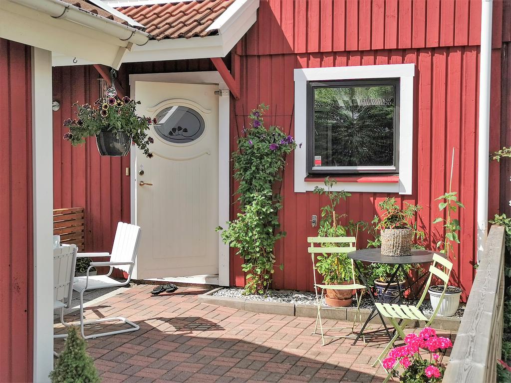 Mysig uteplats vid entrén