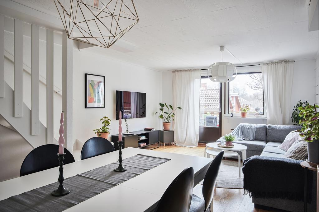 Här får matsalsbord och soffgrupp plats