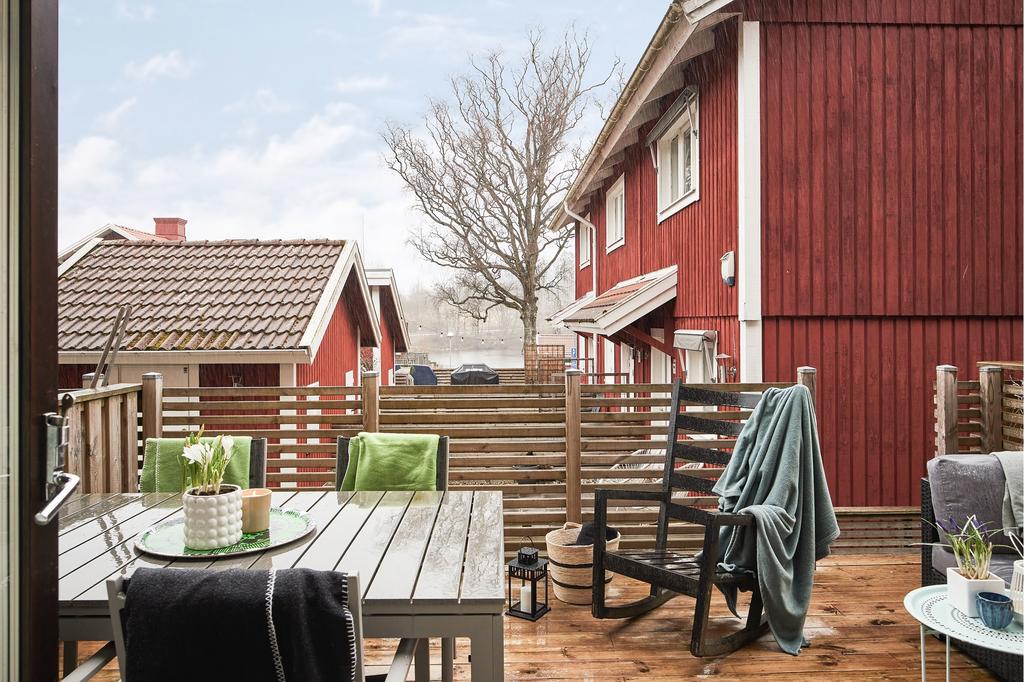 En härlig uteplats finns även på denna sida med å-utisikt