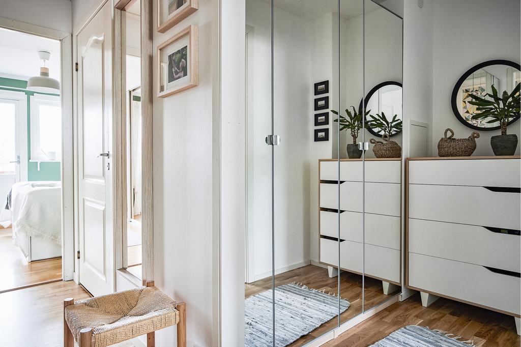 På övre plan finns hall med plats för förvaring