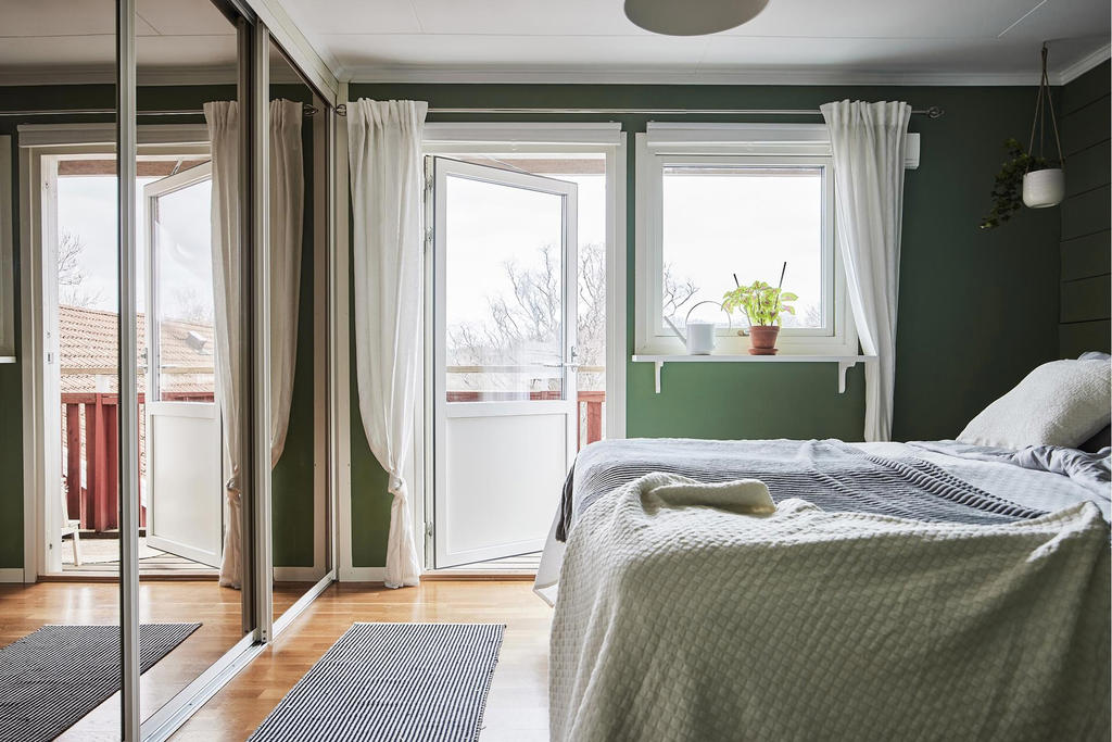 Det stora sovrummet med skjutdörrsgarderob