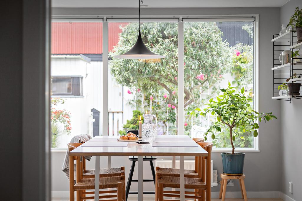 Gott om plats för middagsgäster. Härlig inramning med fönsterparti ut mot den grönskande trädgården