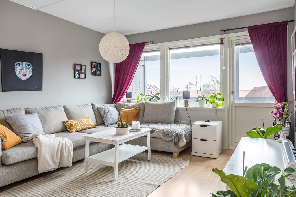 Stort och härligt vardagsrum med utgång till balkong