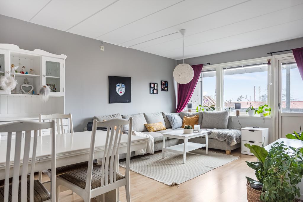 I vardagsrummet får ni plats med både soffa och matgrupp