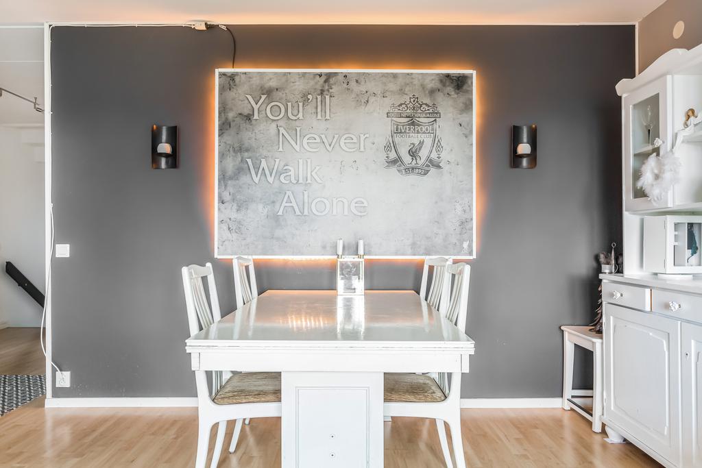 Matplats med en grå fondvägg