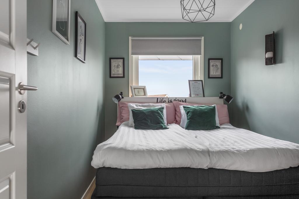 En lugn och avkopplande grön färg i sovrummet