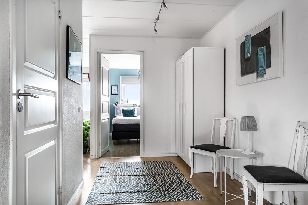 Rymlig hall som sammanbinder ytorna på detta våningsplan