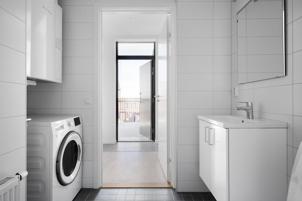 Helkaklat badrum med kombimaskin
