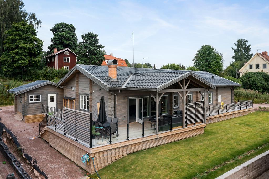 Lättskött 1-planshus med stor uteplats och trädäck runt hela huset. Härlig utsikt över vattnet från altanen på baksidan.