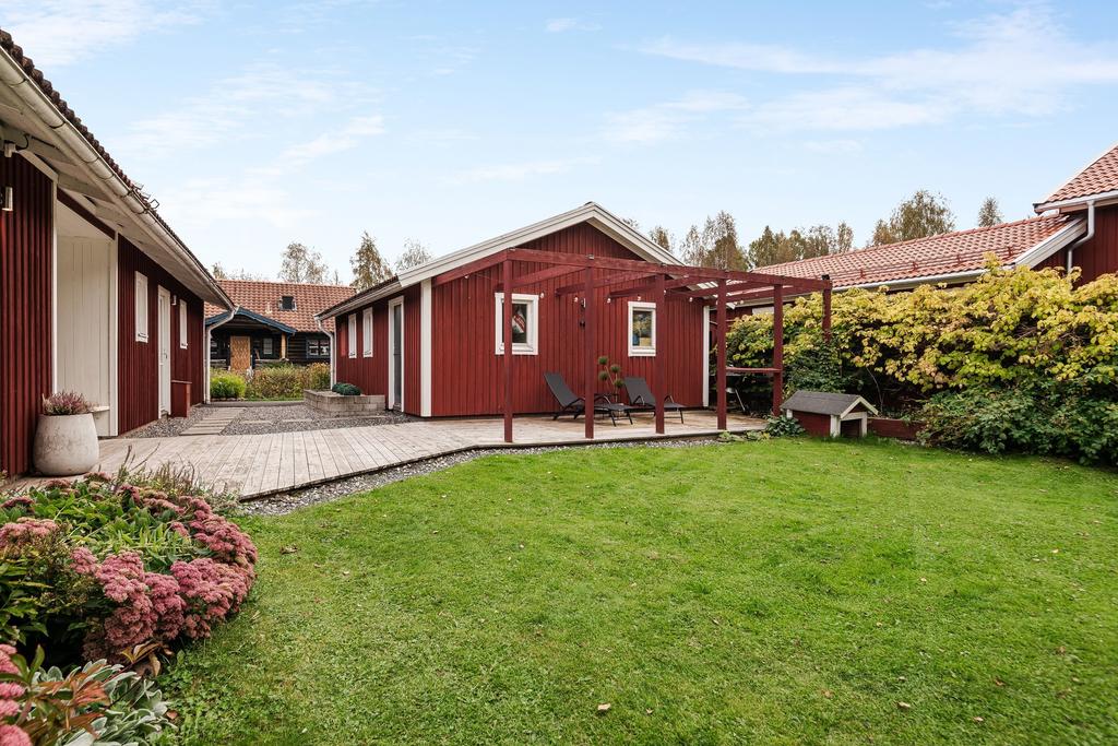 Det finns även en pergola bakom garaget. 