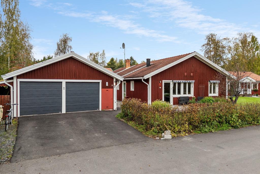 Stor bred och asfalterad uppfart