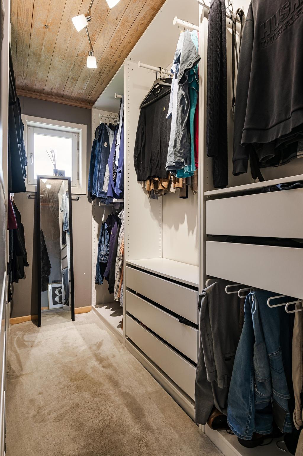 Walk-in-closet!