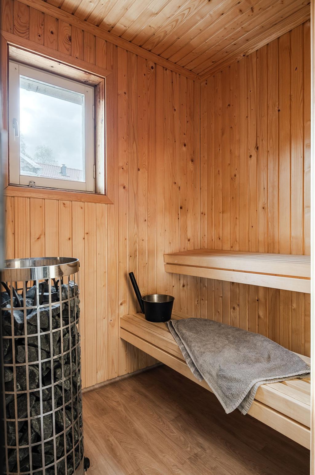 Bastun ligger intill tvättstugan med dusch samt utgång. Perfekt för ett svalkande hopp i snön efter en stund i den varma bastun!