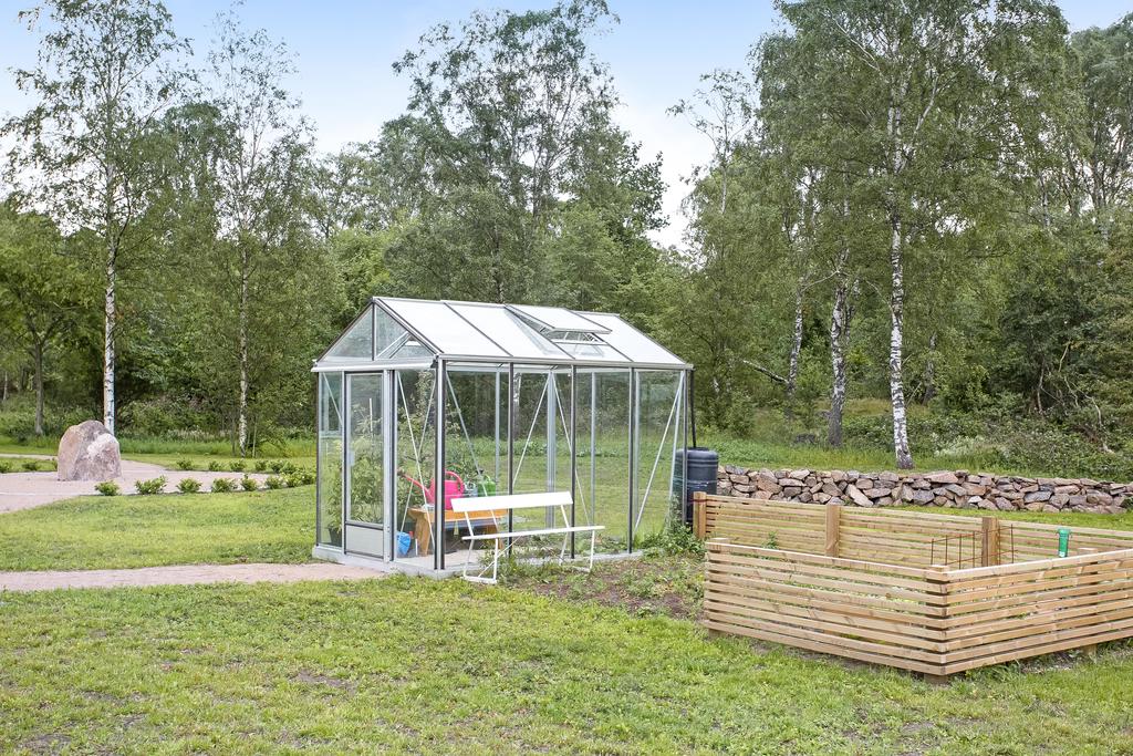 På baksidan av huset finns odlingsmöjligheter.