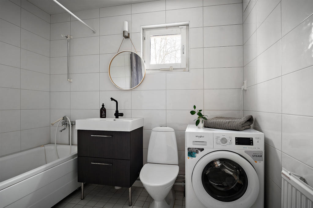 Helkaklat badrum på övre plan