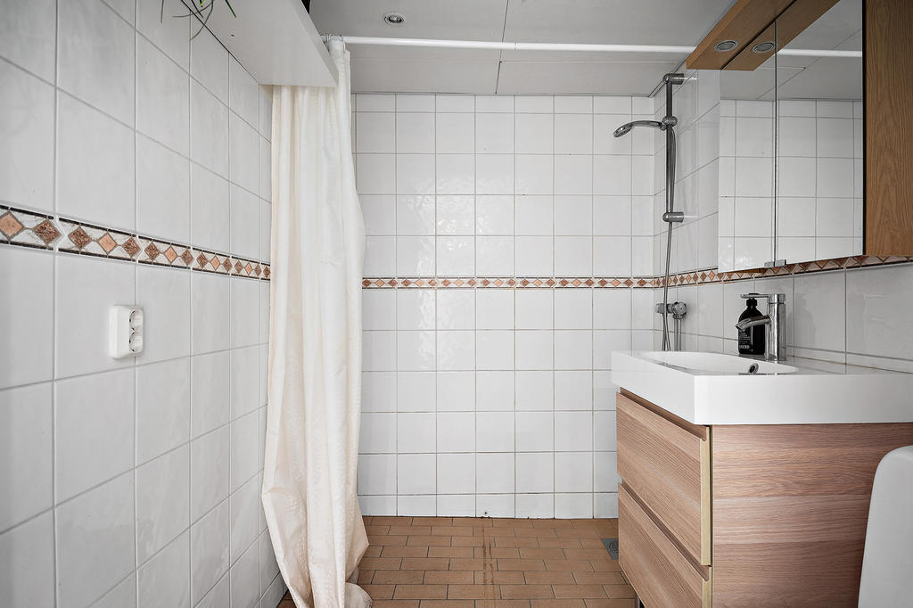 Helkaklat duschrum på entréplanet