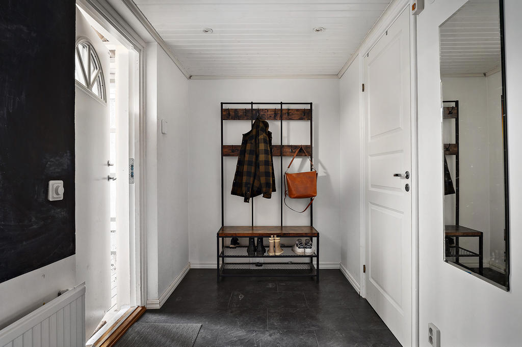 Rymlig hall med ingång till förråd/klädkammare