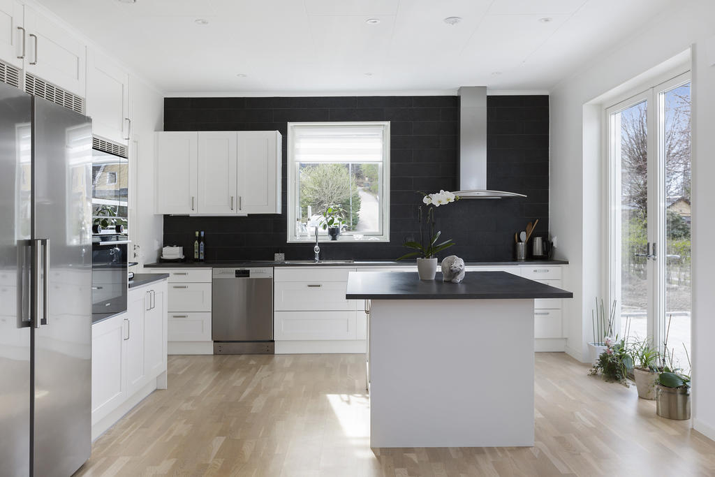 Lättarbetat och stilrent kök med köksö