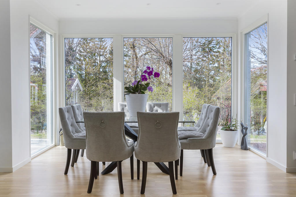 Rakt fram mellan kök och vardagsrum finner ni en trevlig matplats som badar i ljus!
