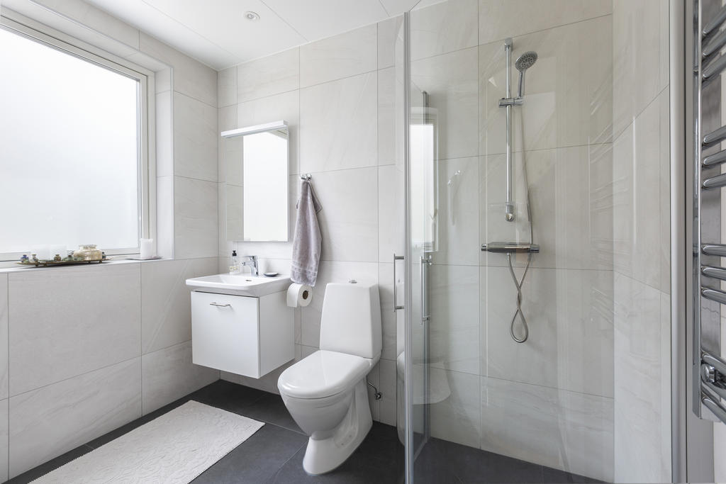 Badrum med dusch nås från entréhallen