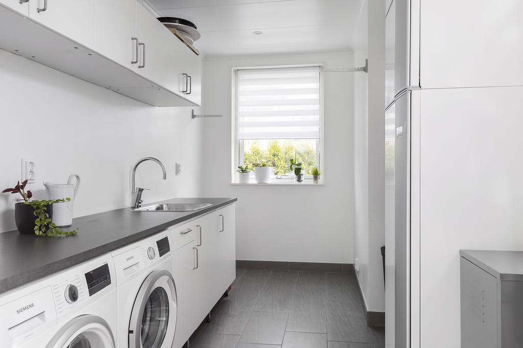 Stor tvättstuga med groventré