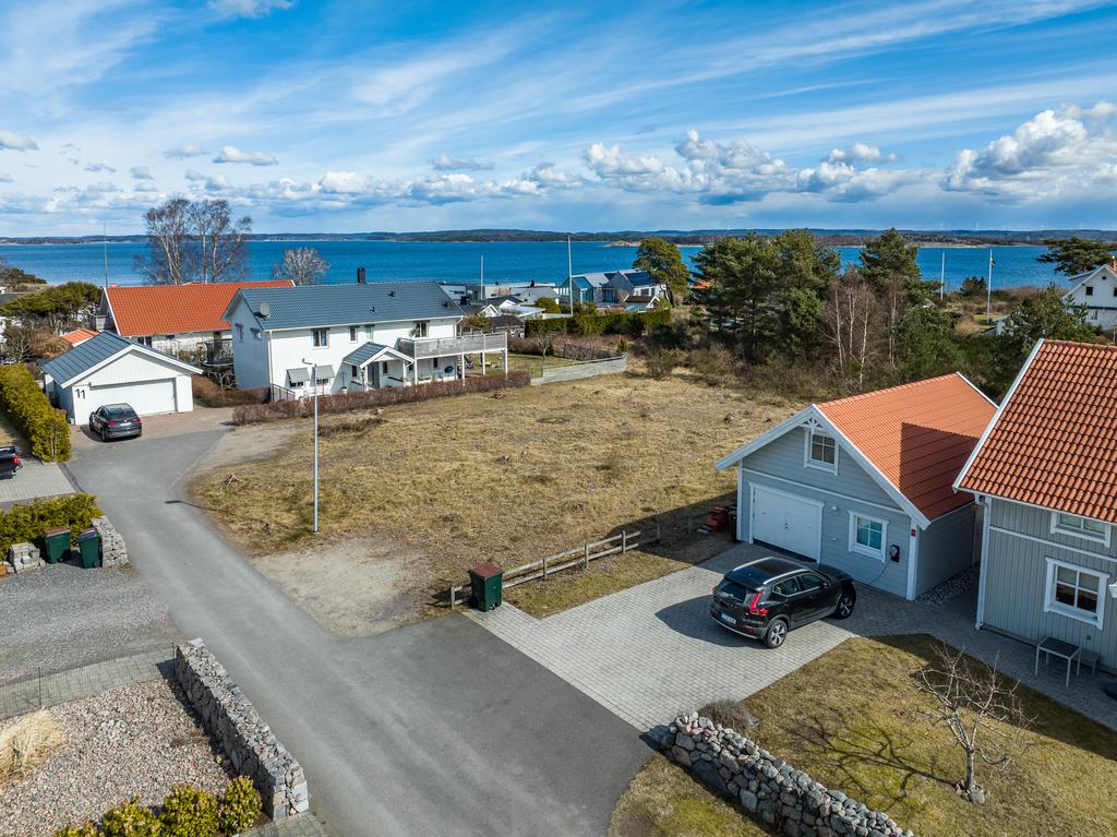 Härlig tomt med badrocksavstånd till havet!