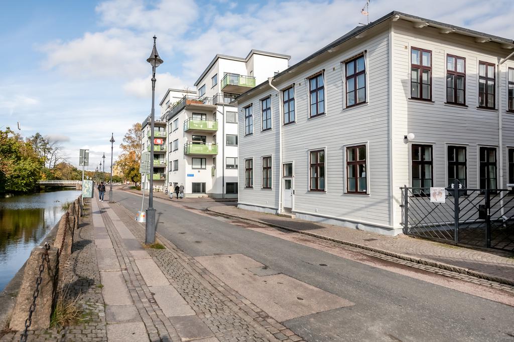med ett lugnt läge mitt i stan