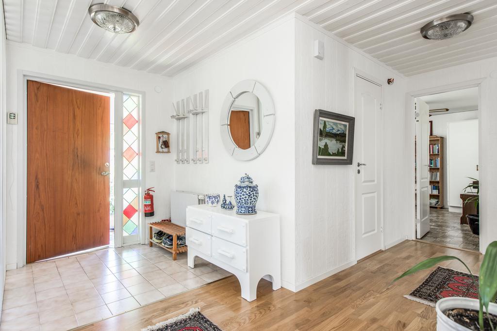 Hall mot entré, badrum och övriga sovrum