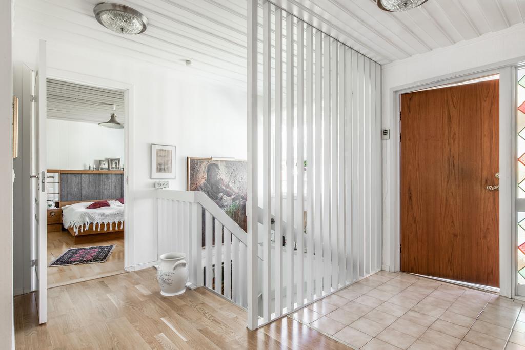 Hall med trapp ner till souterrängplan