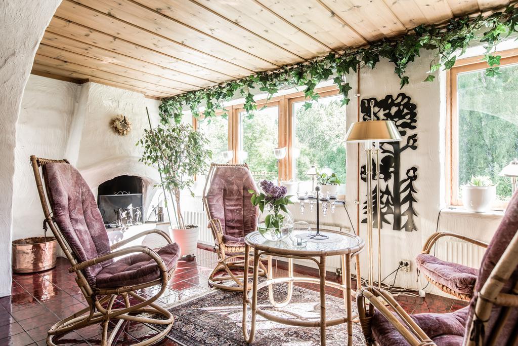 Gillestuga med öppenspis