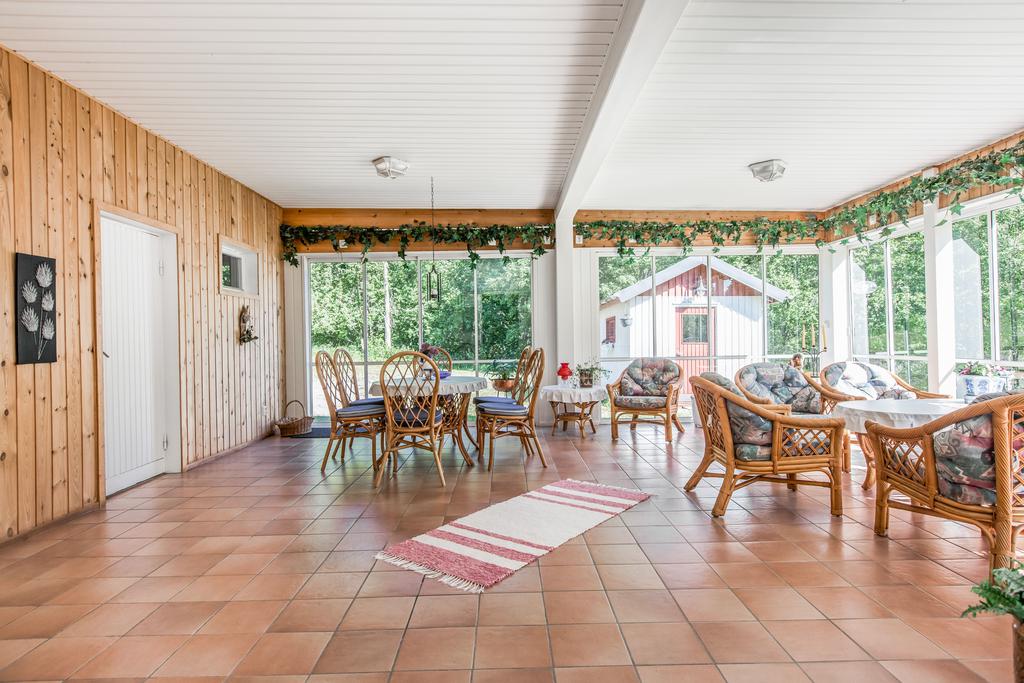 Inglasat uterum med skjutdörrar och vattenburen golvvärme.